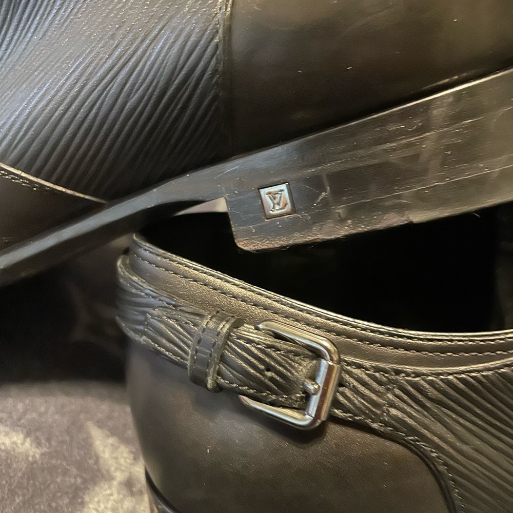 Louis Vuitton men’s black leather dress shoes with buckle accent